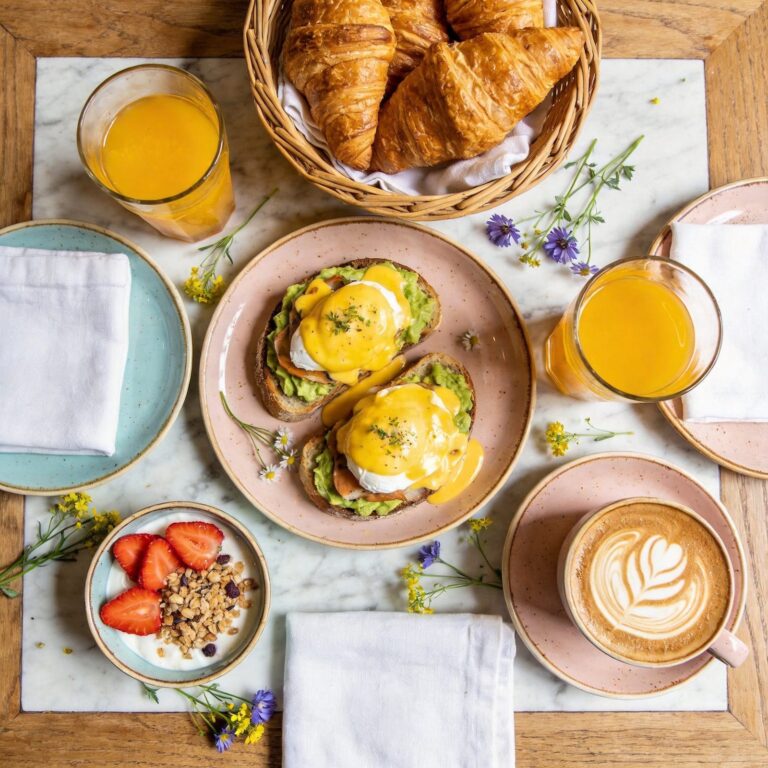 Brunch à Nice — mesa decorada com especialidades