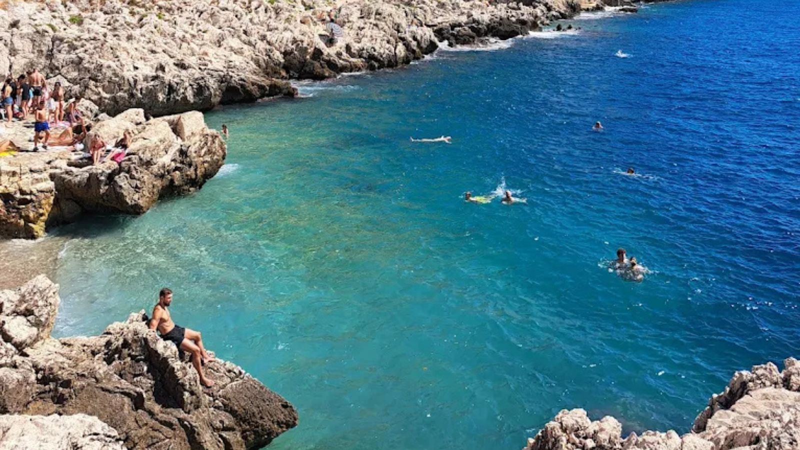 可可海滩，岩石海岸线，清澈见底的海水，尼斯