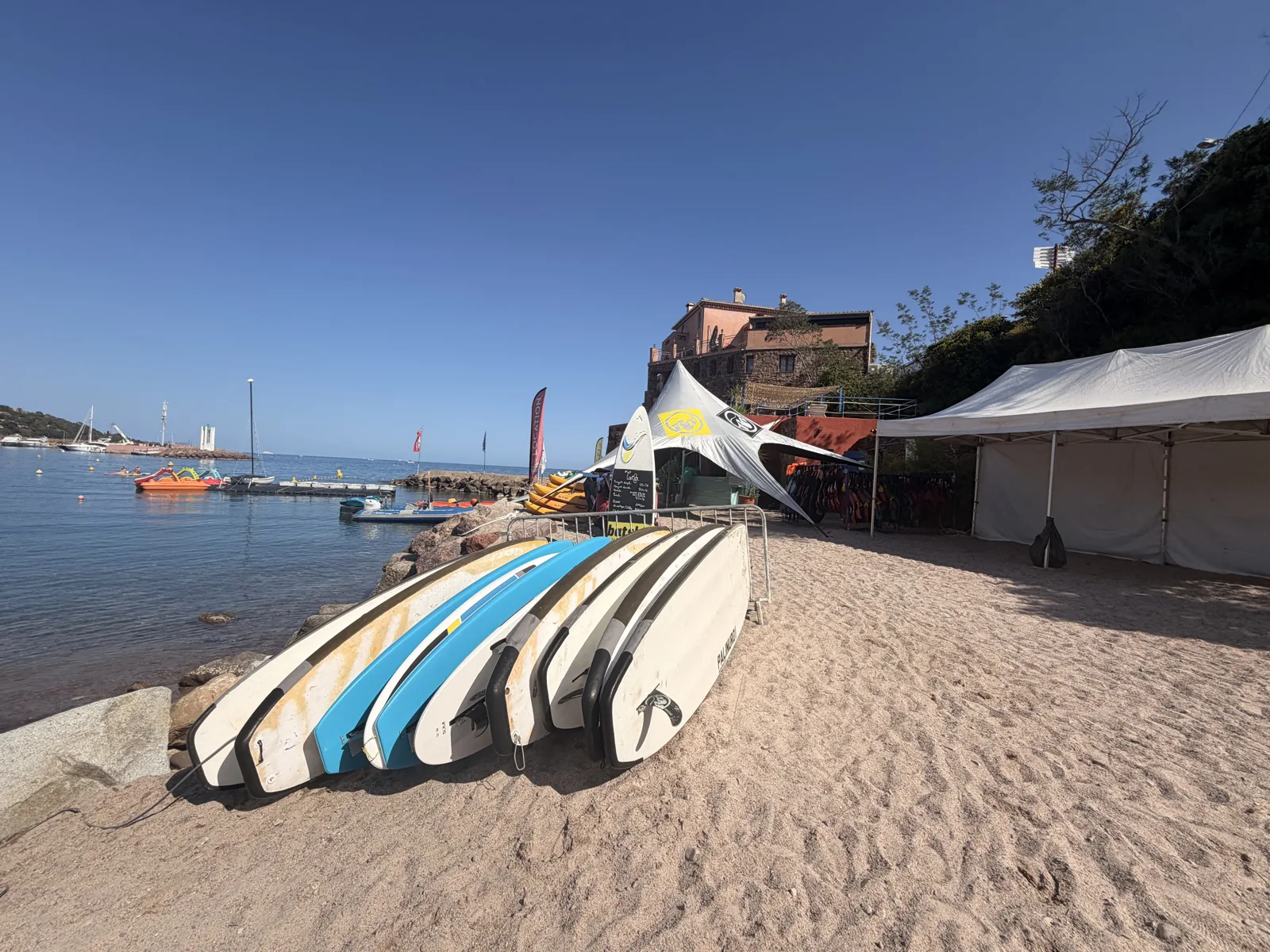 E-foil og paddleboards på vandet nær Cannes ved Theoule