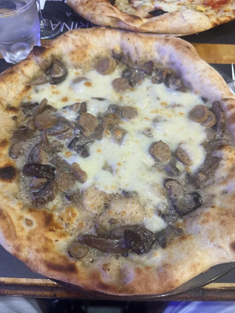 Vedugnspizza med svamp på Acqua e Farina i Nice