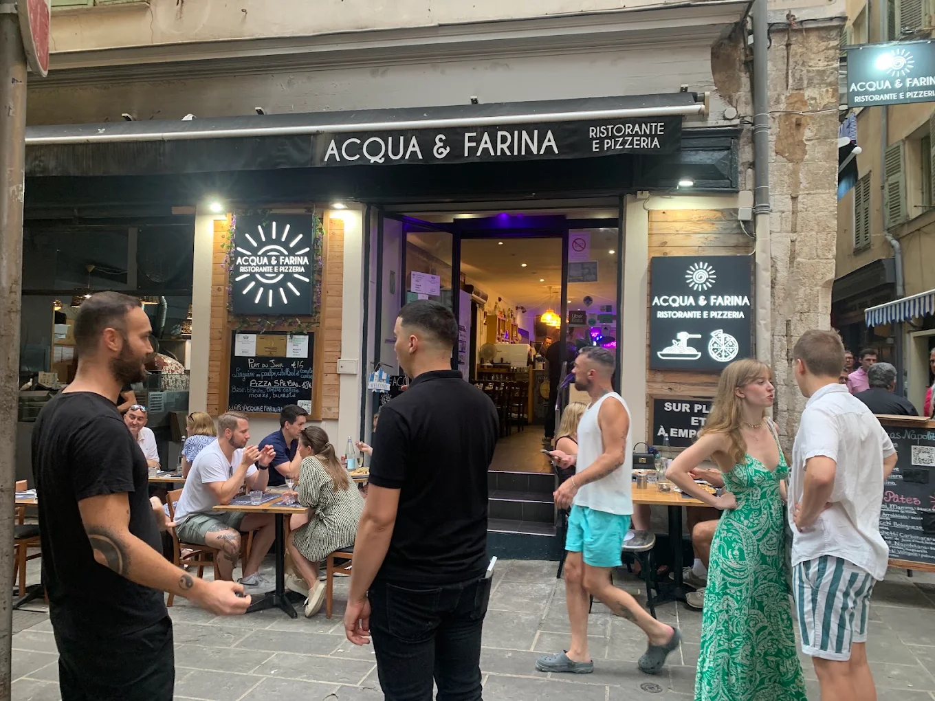 Acqua e Farina ristorante e pizzeria skyltfönster i gamla stan i Nice