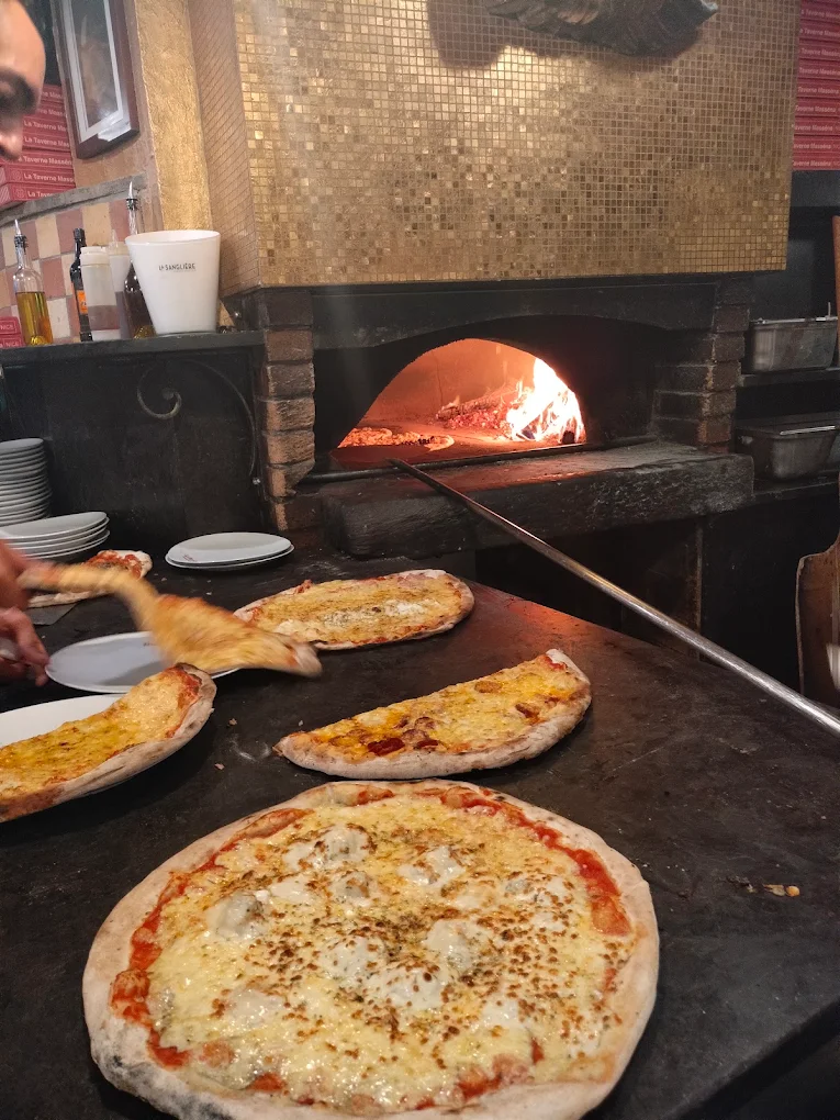 Vedeldad pizzaugn på La Pizza Cresci i Nice