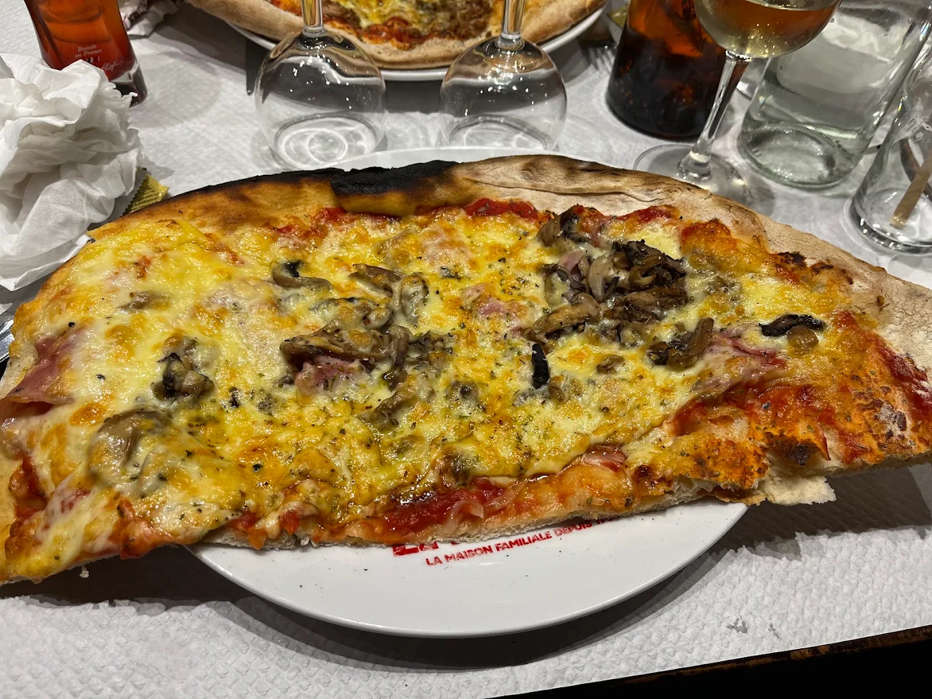 En bit vedugnspizza på La Pizza Cresci i Nice