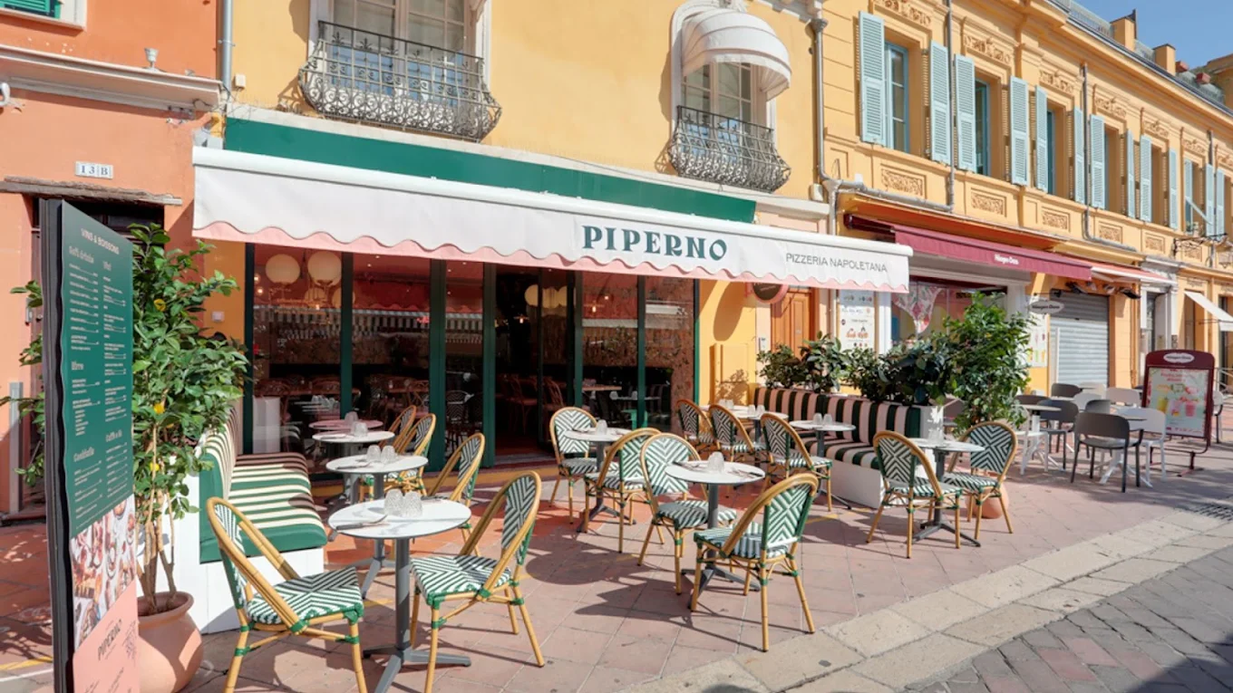Piperno pizzeria napoletana skyltfönster och terrass på Cours Saleya i Nice