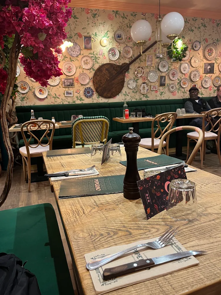 Inuti Piperno Napolitansk pizzeria i Nice