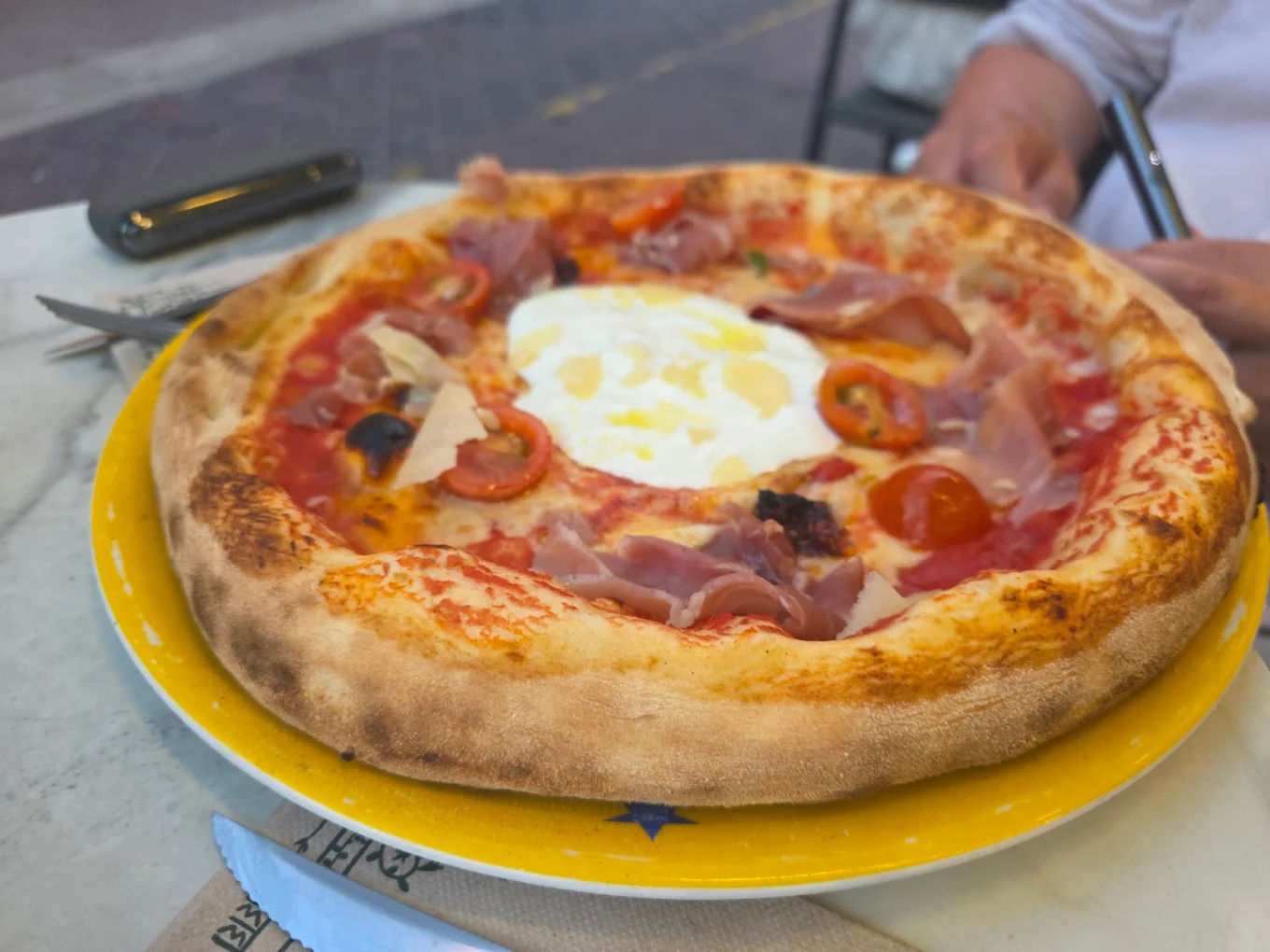 Napolitansk pizza på Piperno i Nices gamla stadskärna